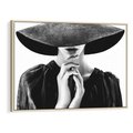 Obraz w ramie 100x70 - Czarna Elegancja - fotografia czarno biała, zbliżenie portret kobiety w czerni - rama drewno