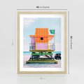 Plakat w ramie 40x50 - Plaża Miami w Słoneczny Dzień - domek ratownika, kolorowy - rama drewno