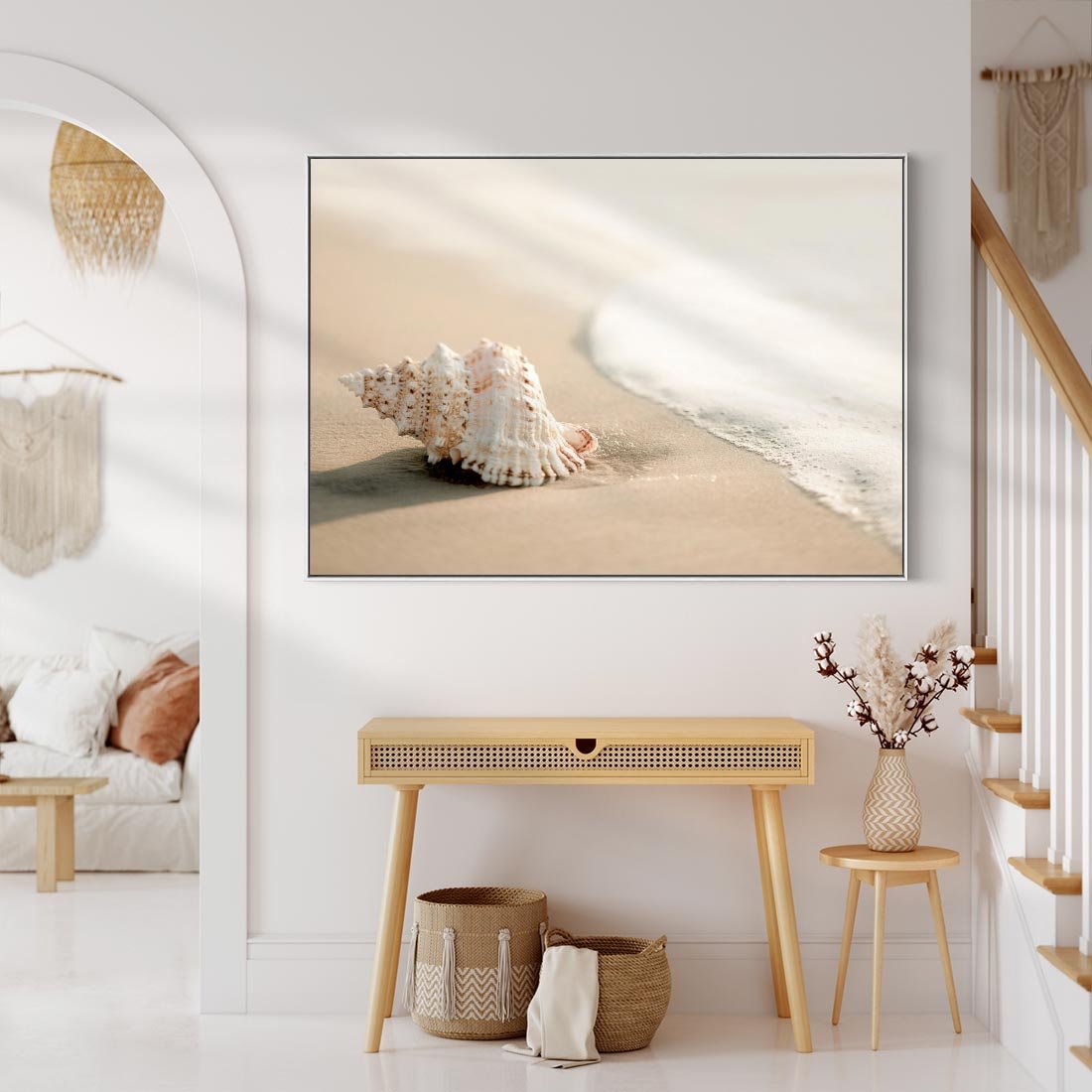 Obraz w ramie 70x50 - Urok plażowej muszelki - fotografia, muszla na plaży - rama biała