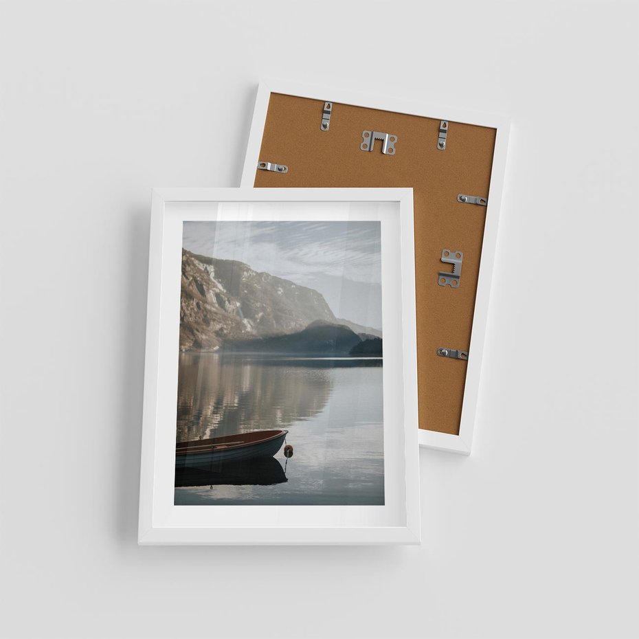 Plakat w ramie 30x40 - Refleksje Natury - morze, łódka - rama biała