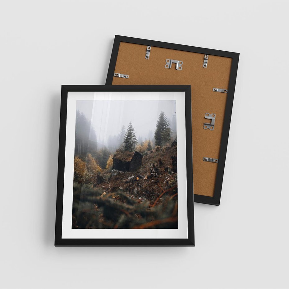 Plakat w ramie 40x50 - Górski las - stary zniszczony domek w górach, góry - rama czarna