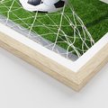 Plakat w ramie 40x50 - Namiętność Piłki i Gola - piłka nożna, gol - rama drewno