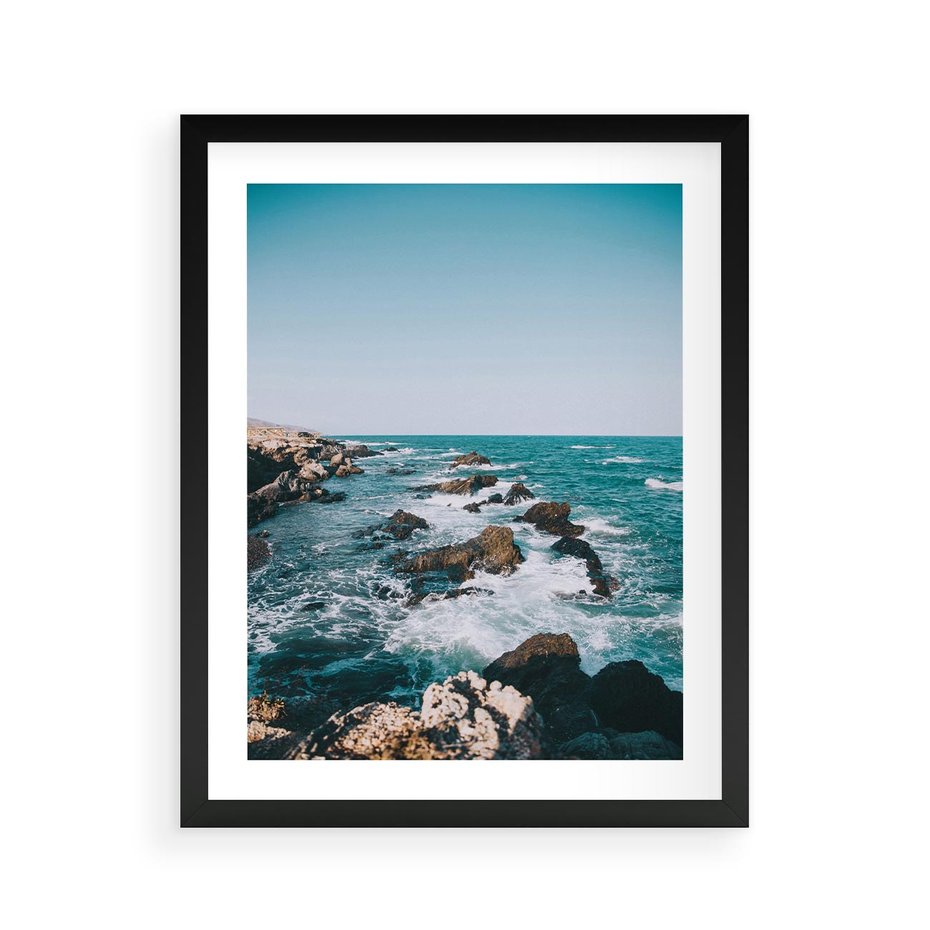 Plakat w ramie 40x50 - Dramatyczna Sceneria: Fale i Skały nad Morzem - morze, fale - rama czarna