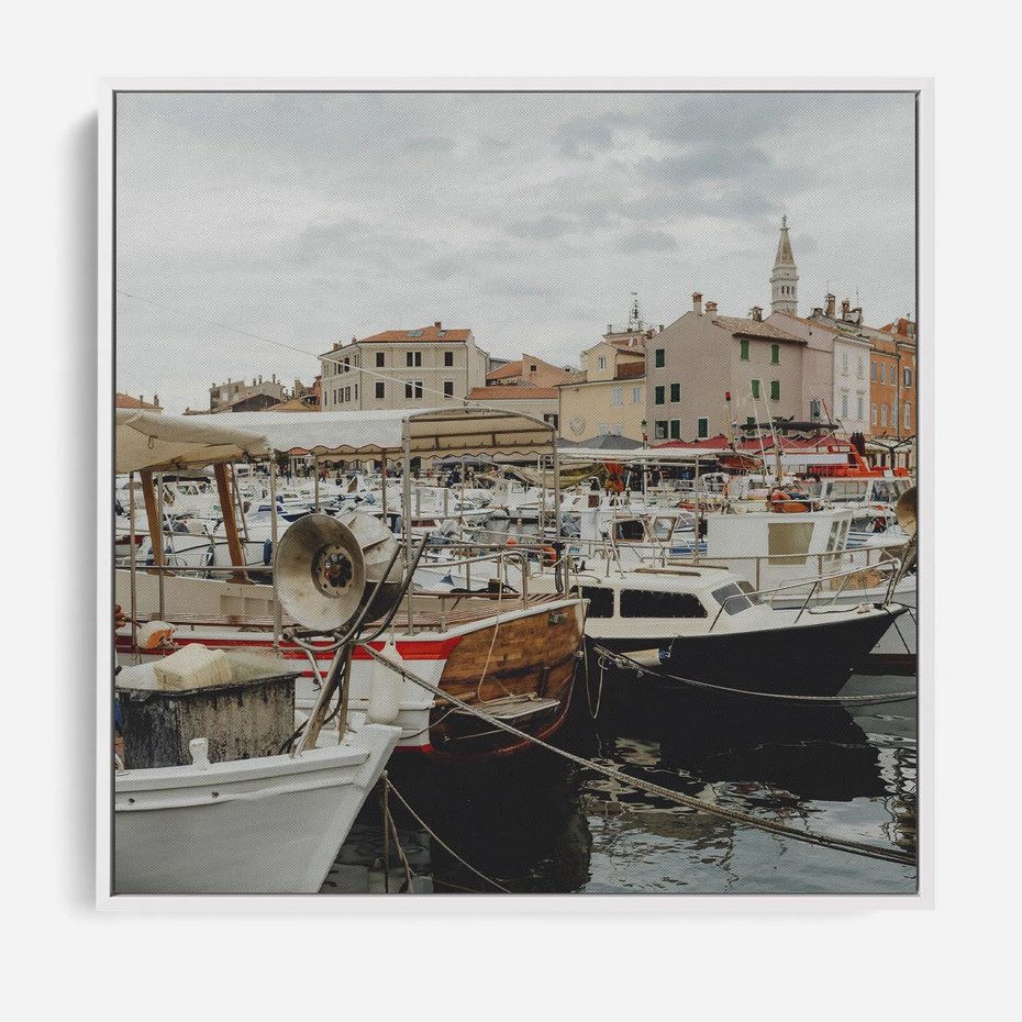 Obraz w ramie 80x80 - Malowniczy Krajobraz Morski - morze, łódki - rama biała