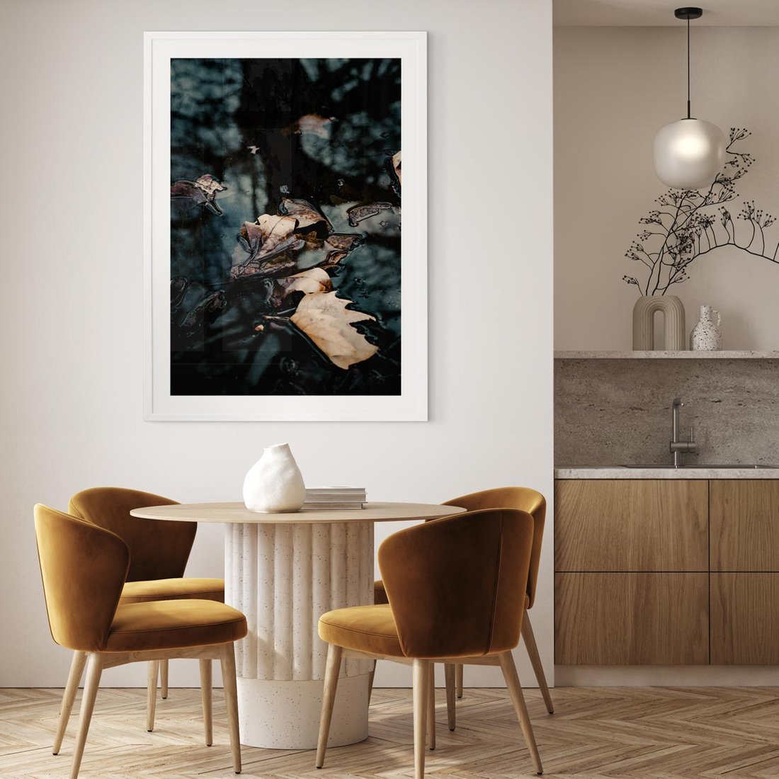 Plakat bez ramy 40x50 - Jesienne Liście w Kałużach: Odbicie Natury - jesienne liście wkałuży, fotografia