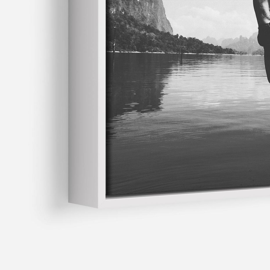 Obraz w ramie 50x50 - Beztroska Chwila - czarno biała fotografia, mężczyzna wesoło wskakuje do keziora w górach - rama biała