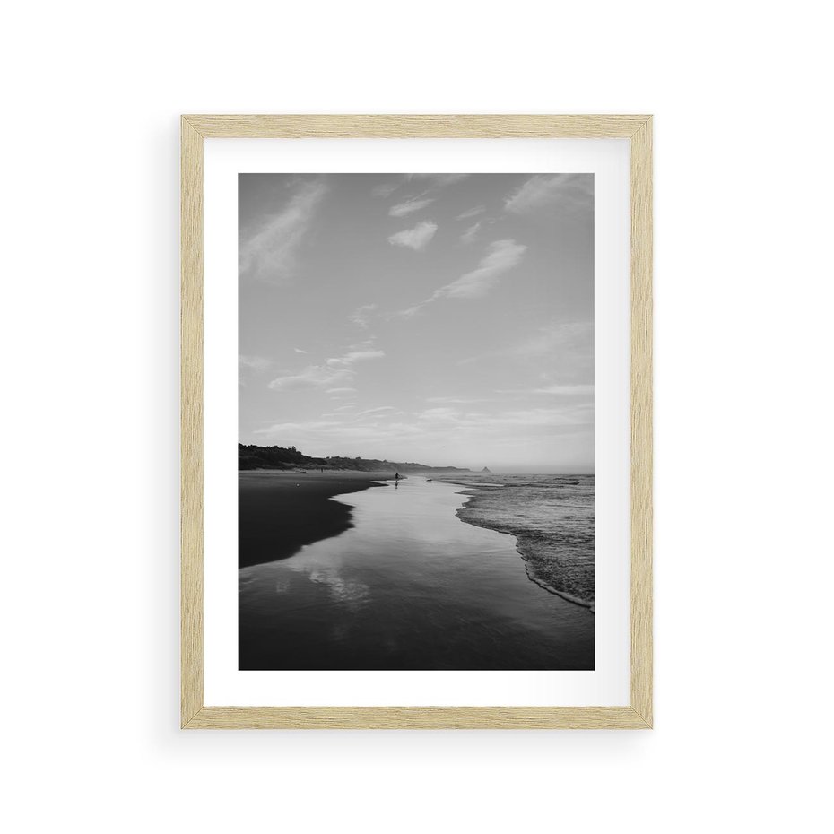 Plakat w ramie 30x40 - Nadmorska Melodia - czarno białe zdjęcie, plaża - rama drewno