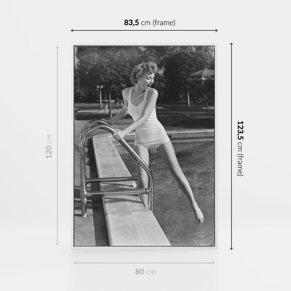 Obraz w ramie 80x120 - Retro Basen - retro zdjęcie, czarno białe - rama biała