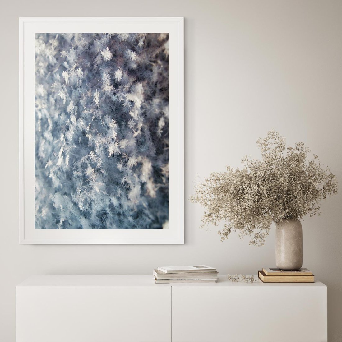 Plakat w ramie 40x50 - Magia Śnieżnych Kryształków - śnieg, szron - rama biała
