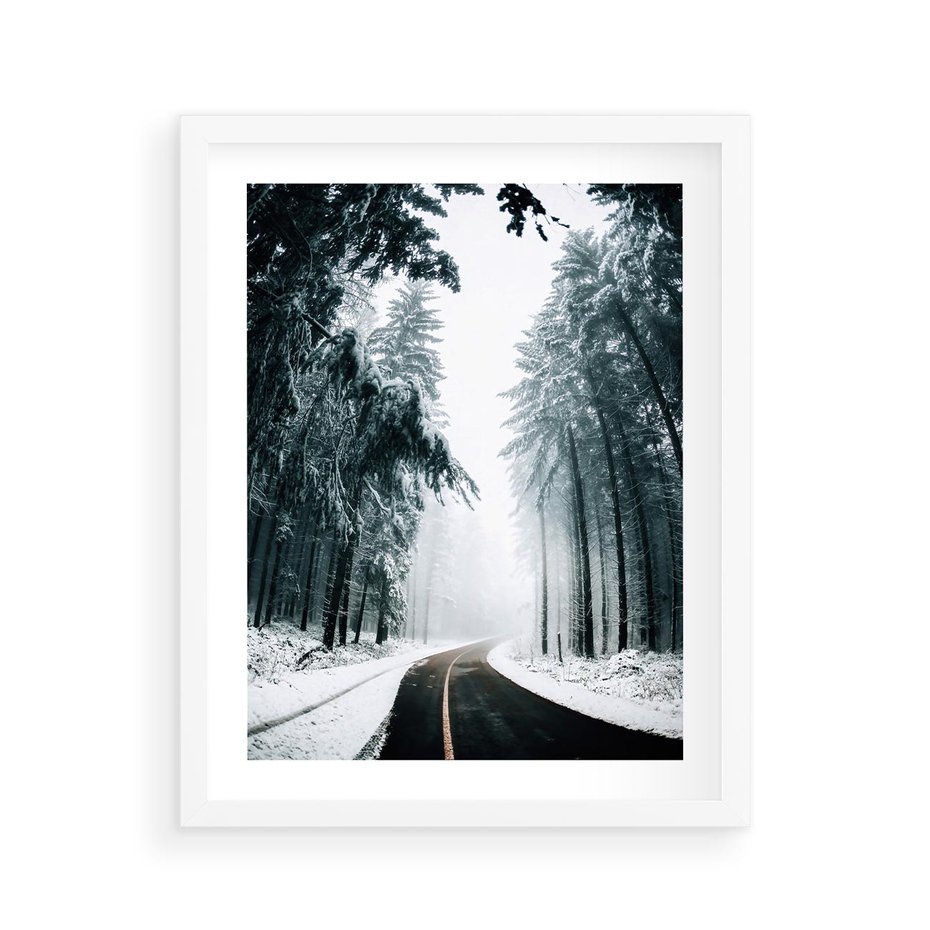 Plakat w ramie 40x50 - Droga przez Zimowy Las - drzewa, śnieg - rama biała