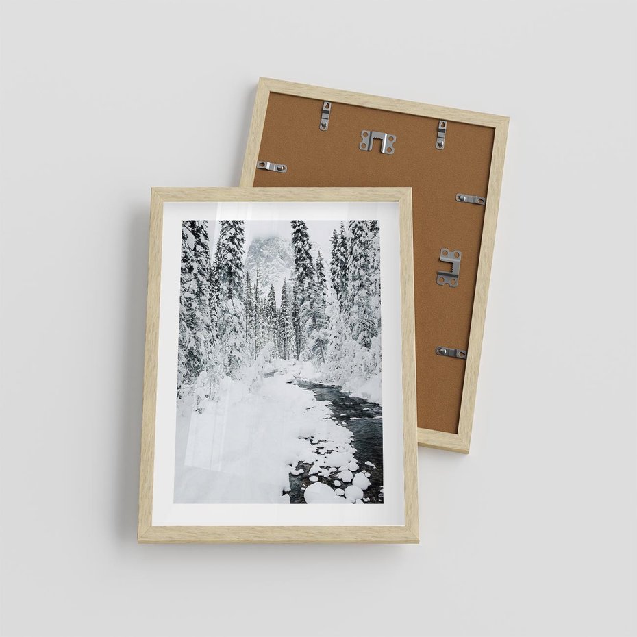 Plakat w ramie 30x40 - Spokój Zimowego Lasu w Górach - zima w lesie, w górach - rama drewno