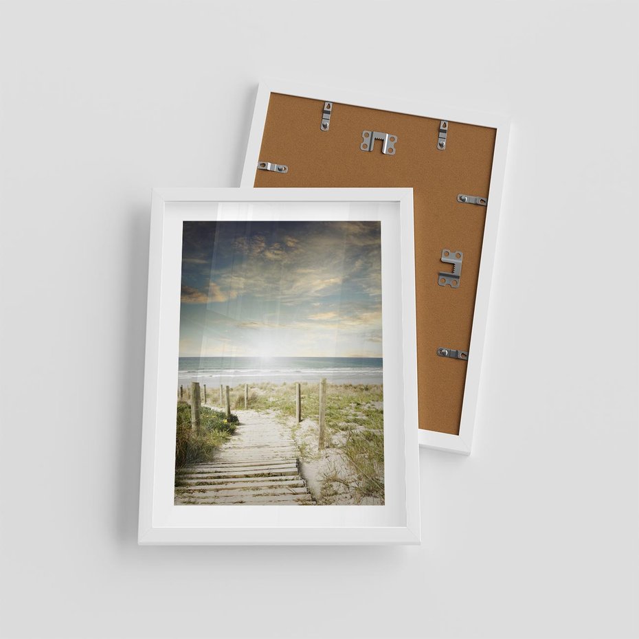 Plakat w ramie 30x40 - Błękitne morze na pomostach - morze, pomost - rama biała