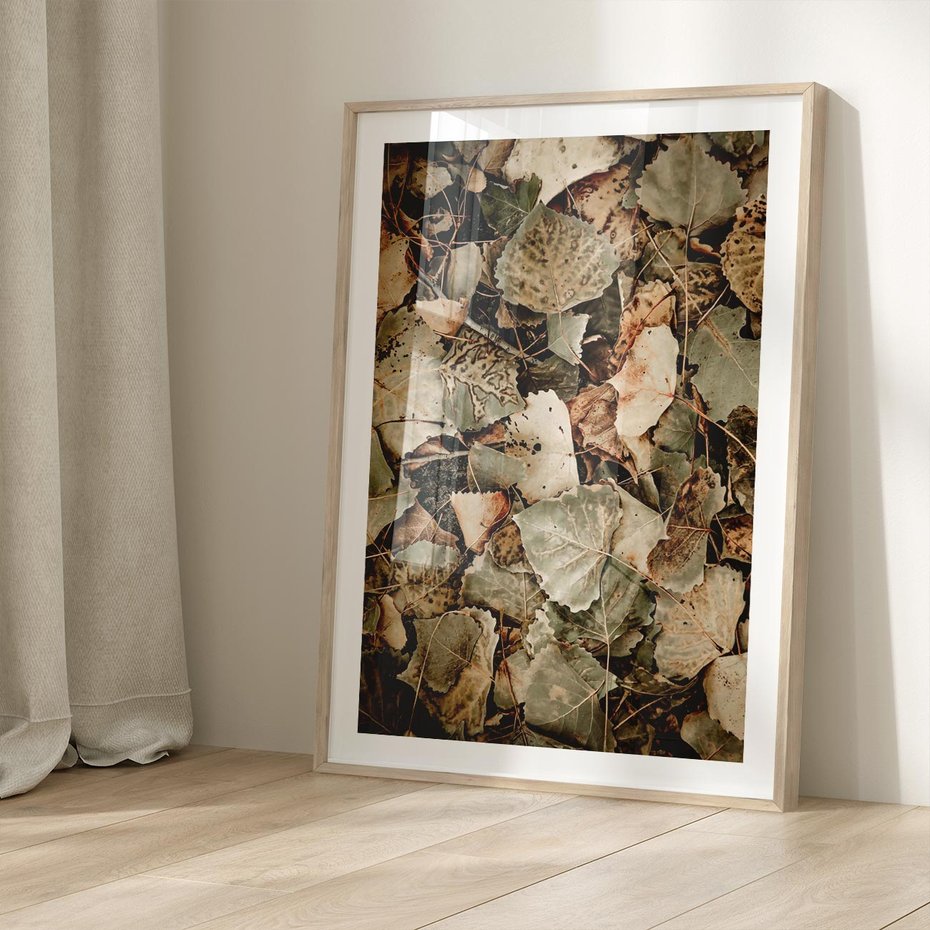 Plakat w ramie 50x70 - Magia Jesiennych Liści - liście, suche liście - rama drewno