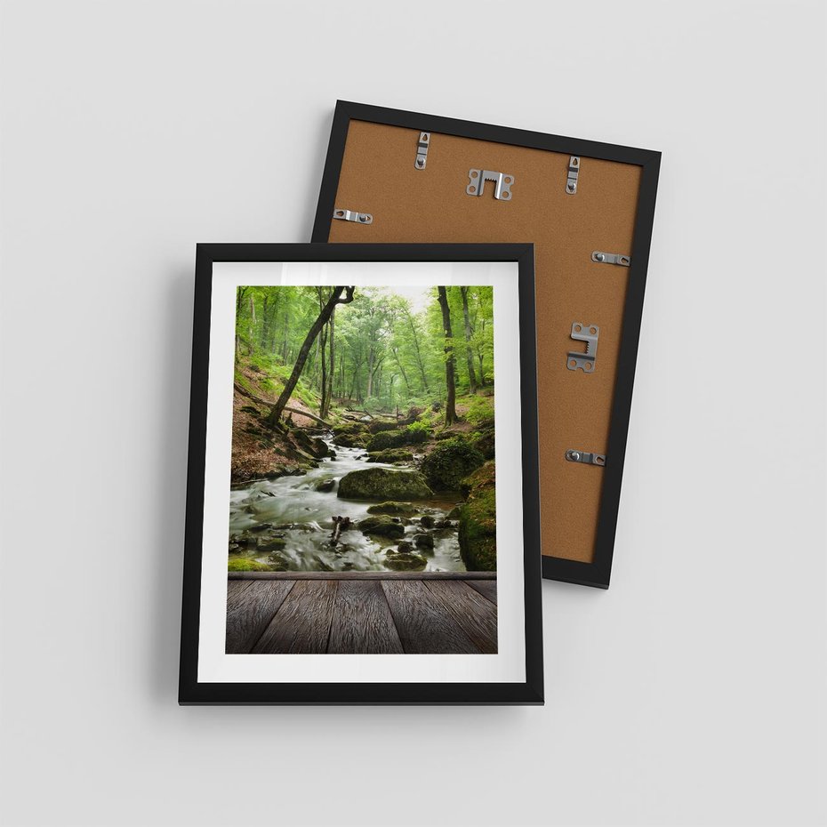 Plakat w ramie 30x40 - Strumyk w lesie - strumyk, w lesie - rama czarna