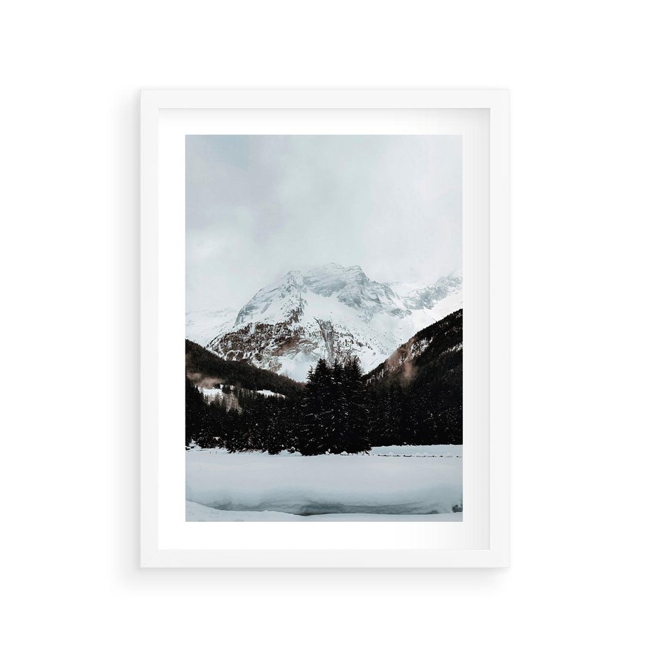 Plakat w ramie 30x40 - W Cieniu Śnieżnych Szczytów - górski krajobraz, zima - rama biała