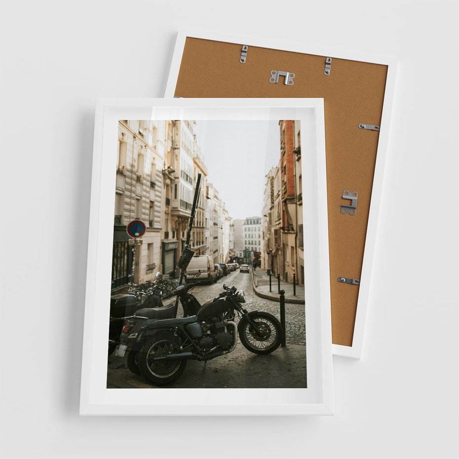 Plakat w ramie 50x70 - Ducha Przygody - motor, uliczka - rama biała