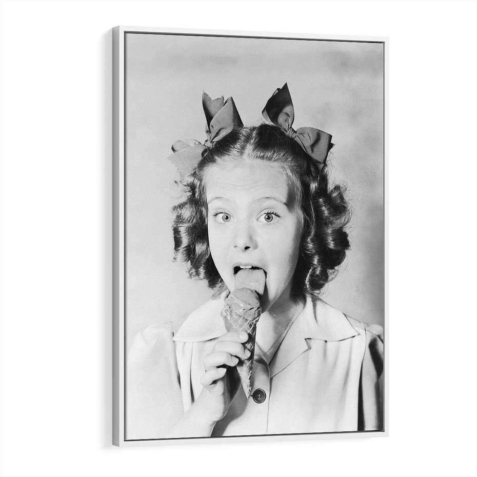 Obraz w ramie 80x120 - Pyszny Deser - retro zdjęcie, czarno białe - rama biała