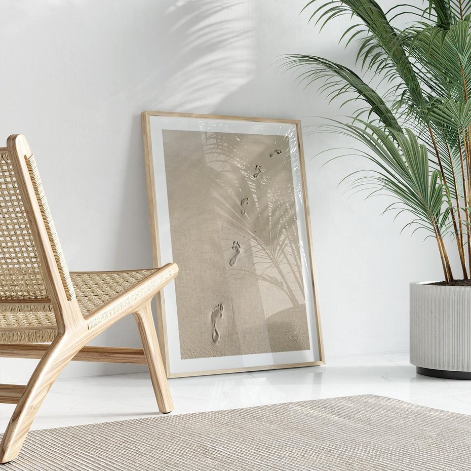 Plakat w ramie 40x50 - Ślady na Złocistym Piasku - piasek, ślady stóp na piasku - rama drewno
