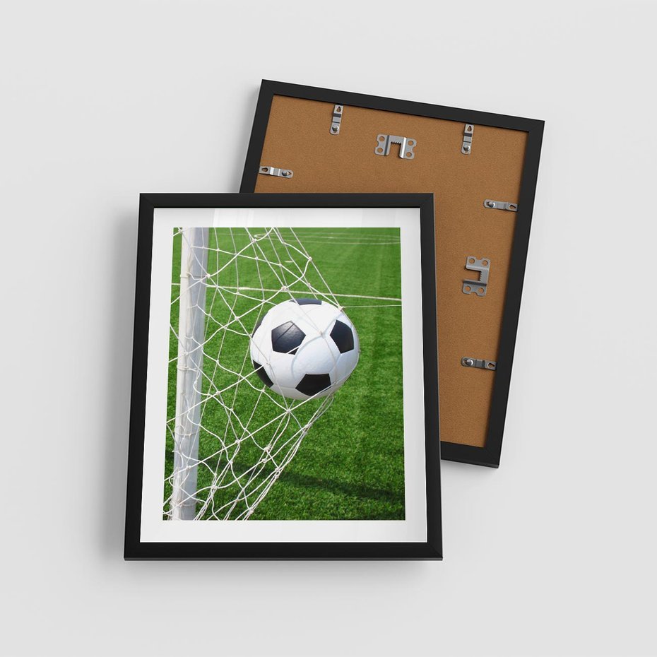 Plakat w ramie 40x50 - Namiętność Piłki i Gola - piłka nożna, gol - rama czarna