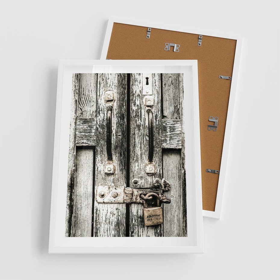 Plakat w ramie 50x70 - Retro Drzwi: Zamknięta Tajemnica - stare drzwi, kłódka - rama biała