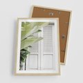 Plakat w ramie 50x70 - Tropikalne Okno - białe okiennice, zielona tropikalna roślina - rama drewno