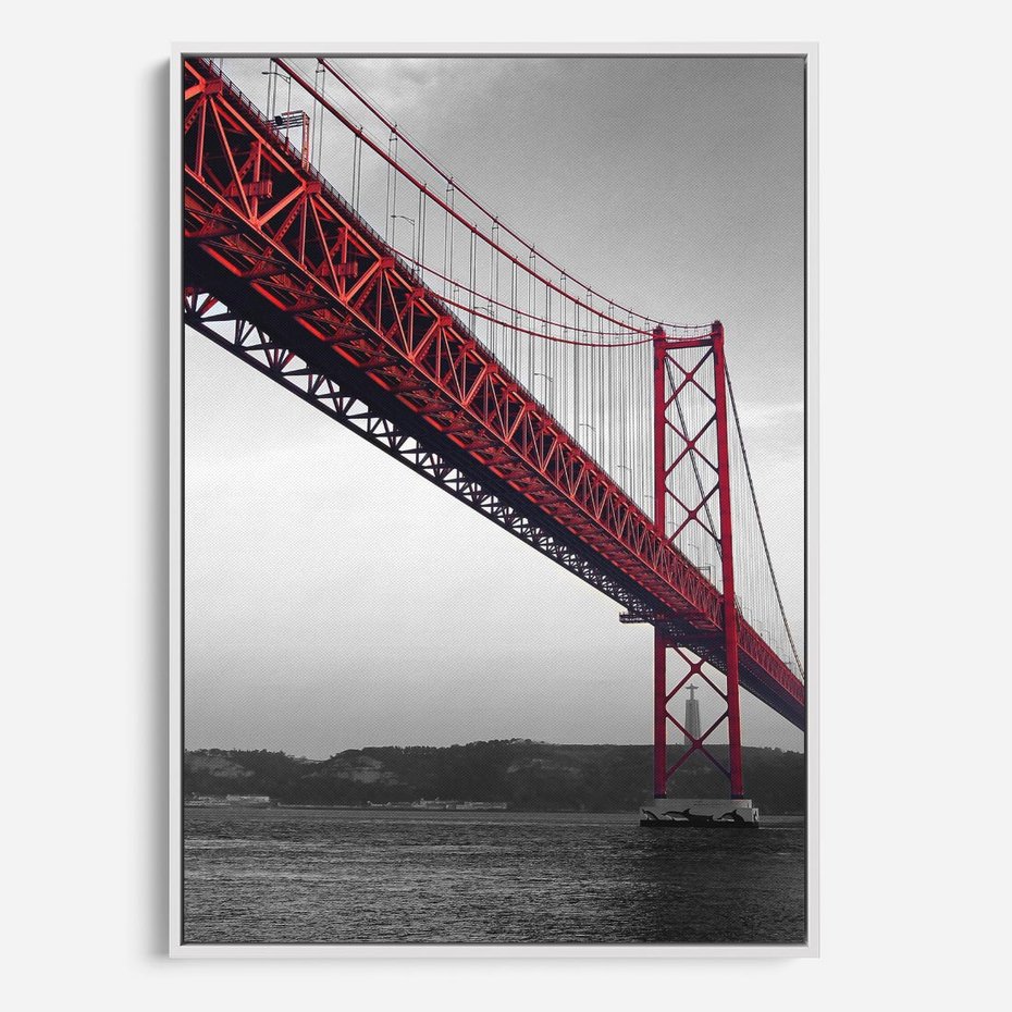 Obraz w ramie 80x120 - Majestatyczny Most - czarno biała fotografia, czerwony stalowy most nad rzeką - rama biała