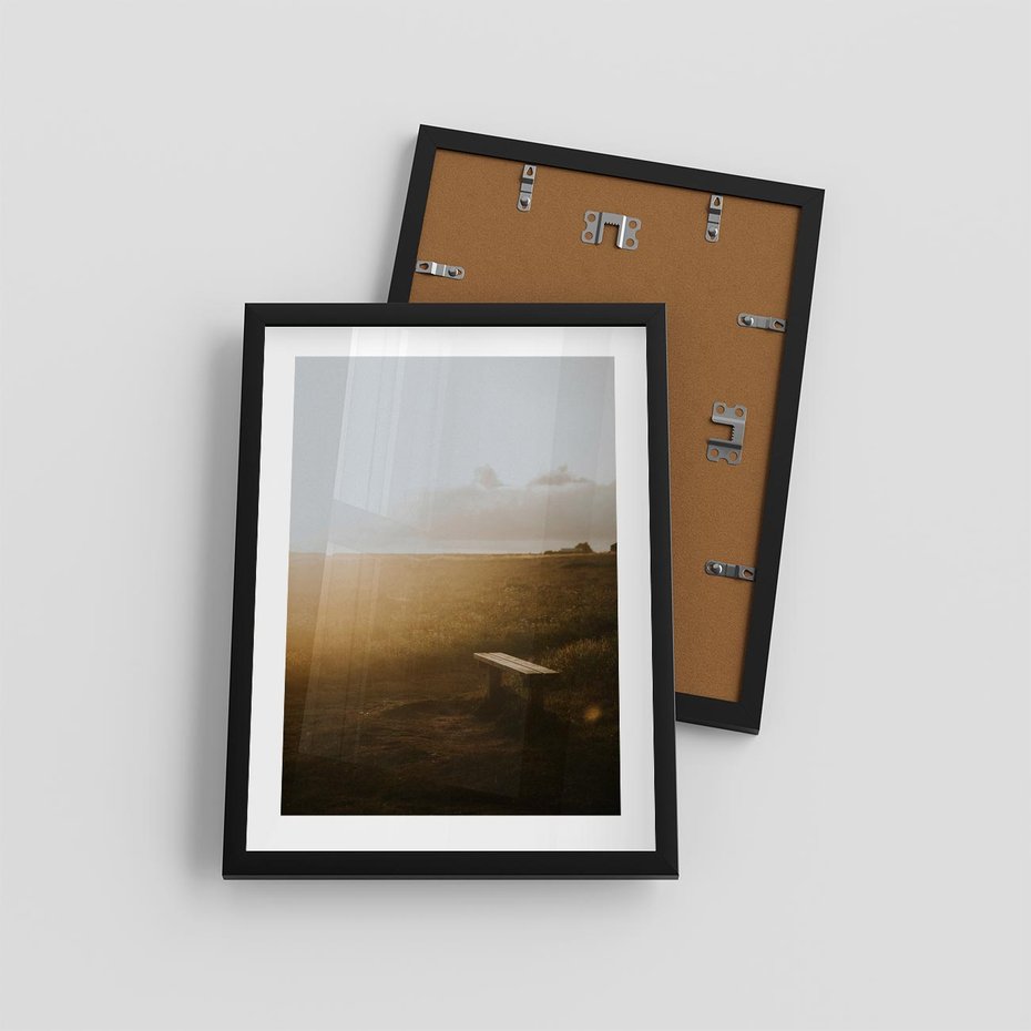 Plakat w ramie 30x40 - Mglisty zachód słońca na ławeczce - mgła, zachód - rama czarna
