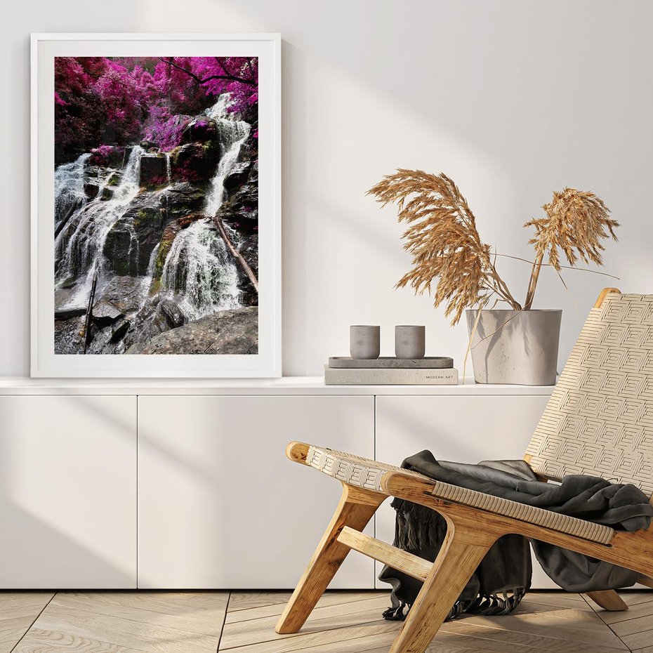 Plakat w ramie 50x70 - Wodospad wśród majestatycznych gór - wodospad, góry - rama biała