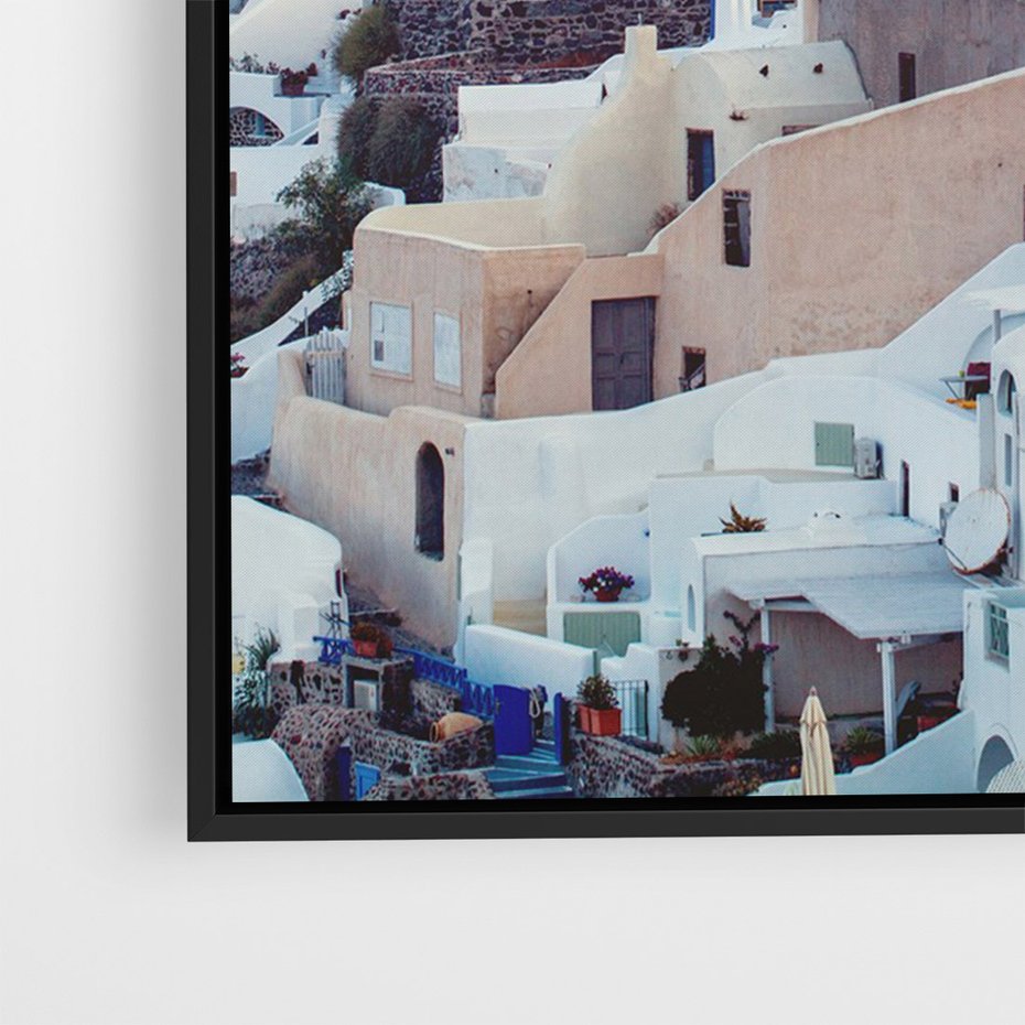 Obraz w ramie 50x70 - Biel ponad Błękitem - Santorini, białe budynki - rama czarna