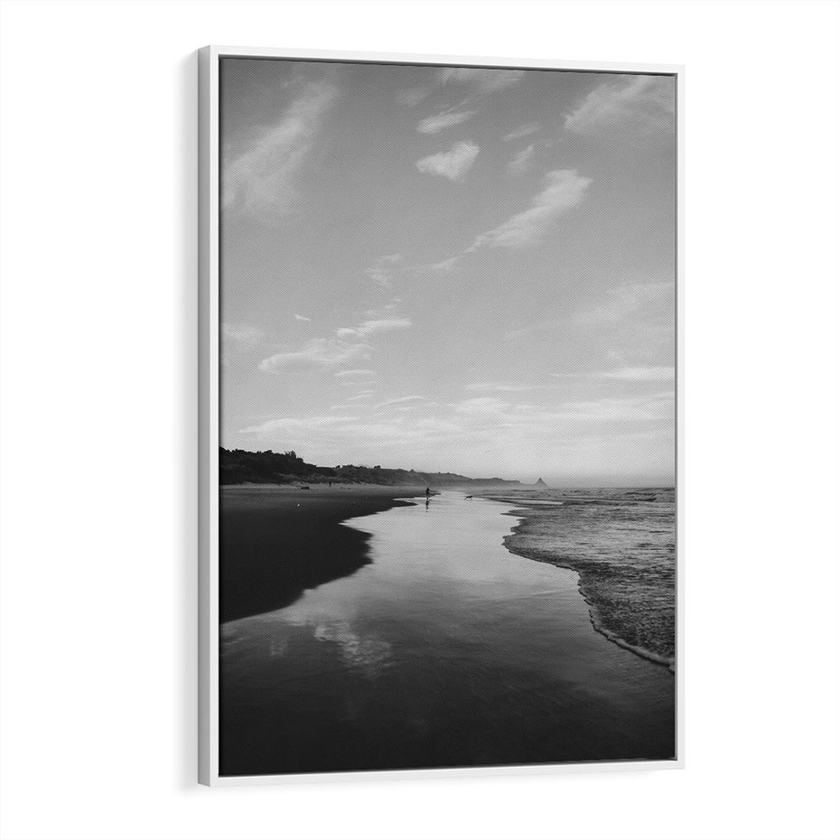 Obraz w ramie 70x100 - Nadmorska Melodia - czarno białe zdjęcie, plaża - rama biała