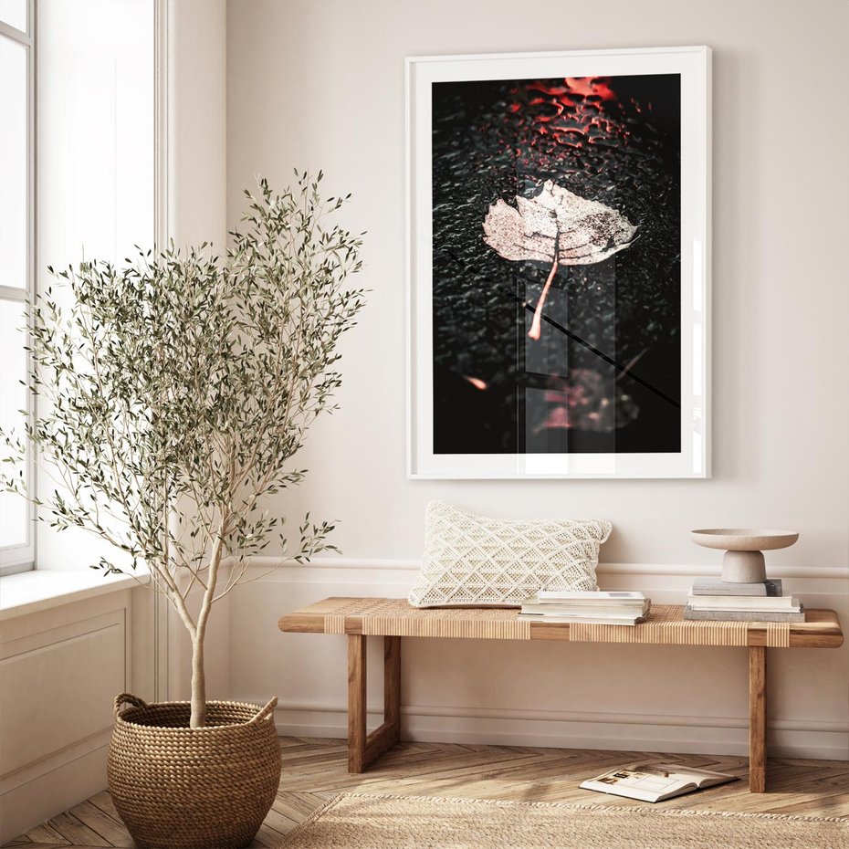 Plakat bez ramy 40x50 - Jesień w Detalu: Liść na Mokrej Drodze - liść, jesień