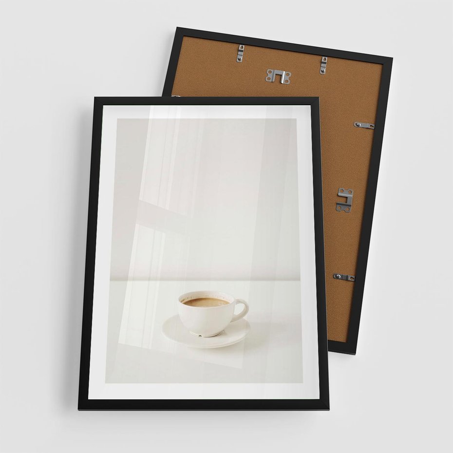 Plakat w ramie 50x70 - Kawa w Prostocie - kawa w filizance, białe tłó - rama czarna