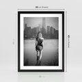 Plakat w ramie 30x40 - Kapiel w Mieście - czarno białe zdjęcie, kobieta wchodzi do wody - rama czarna