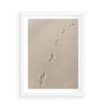 Plakat w ramie 50x70 - Ślady na Złocistym Piasku - piasek, ślady stóp na piasku - rama biała