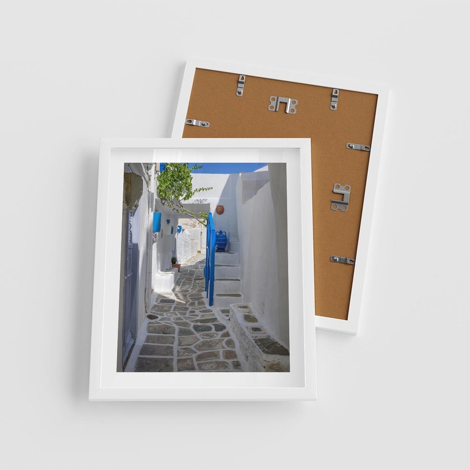 Plakat w ramie 40x50 - Uroki Santorini: Perspektywiczna Uliczka - uliczka, perspektywa - rama biała