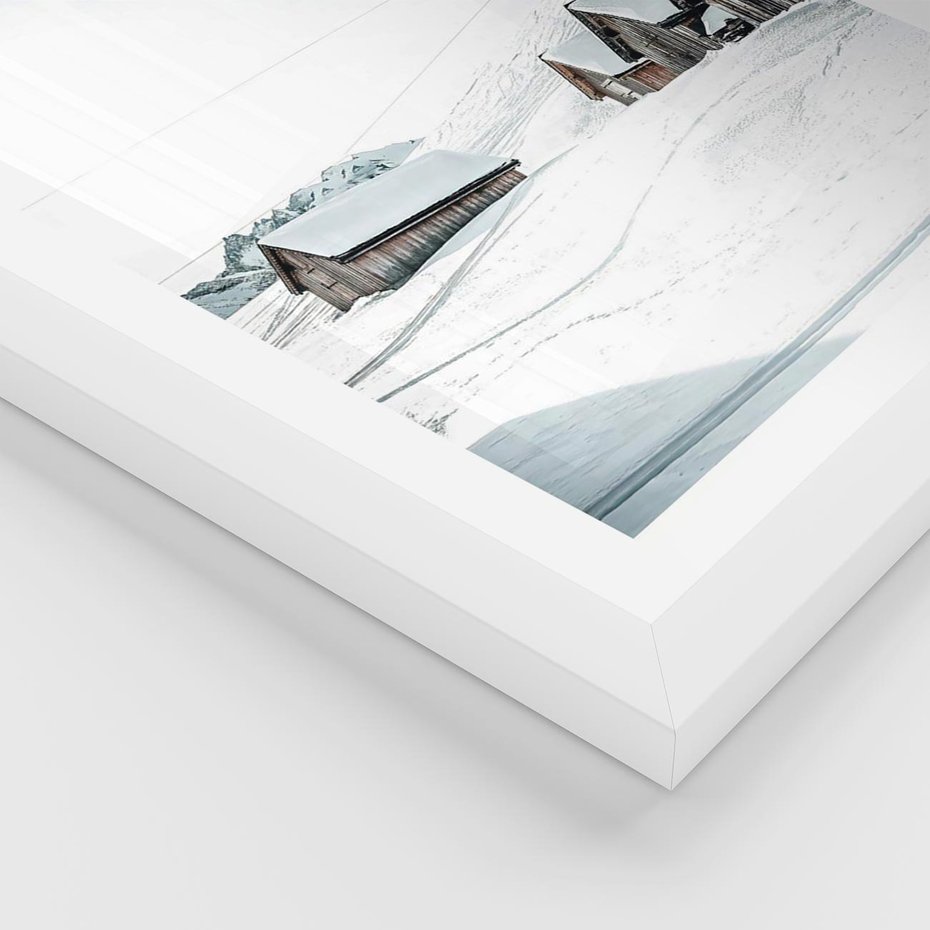 Plakat w ramie 30x40 - Zima w Domkach: Urok Śnieżnej Scenerii - domki w śnieżnym krajobrazie - rama biała