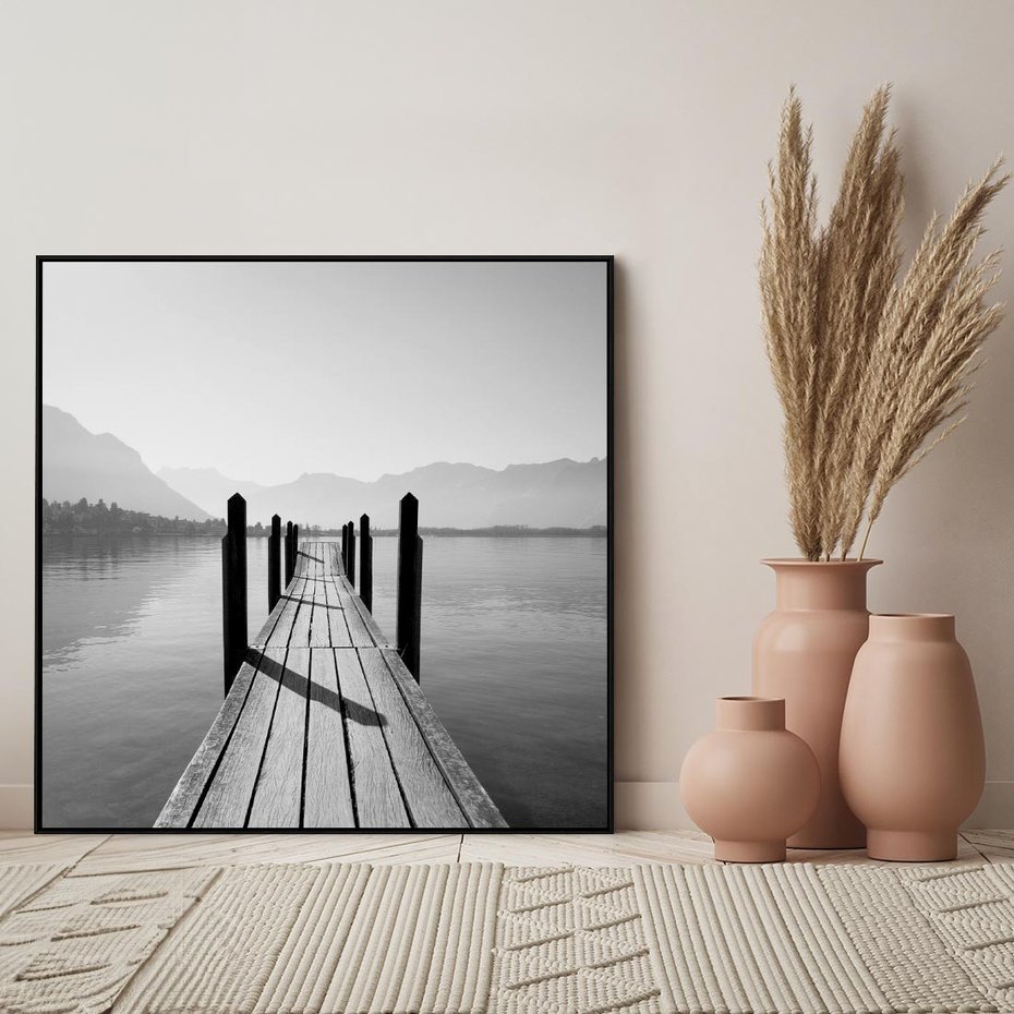 Obraz w ramie 50x50 - Spokojna Przystań - czarno biała fotografia, drewniany pomost na jeziorze - rama czarna