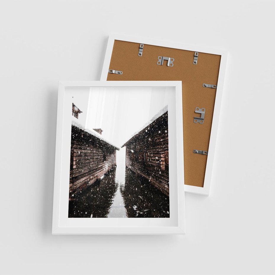 Plakat w ramie 40x50 - Spadający Śnieg - domek górski, w zimie - rama biała