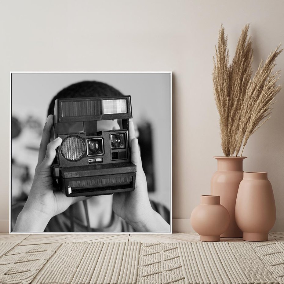 Obraz w ramie 80x80 - Mężczyzna za Aparatem - czarno białe zdjęcie, portret - rama biała