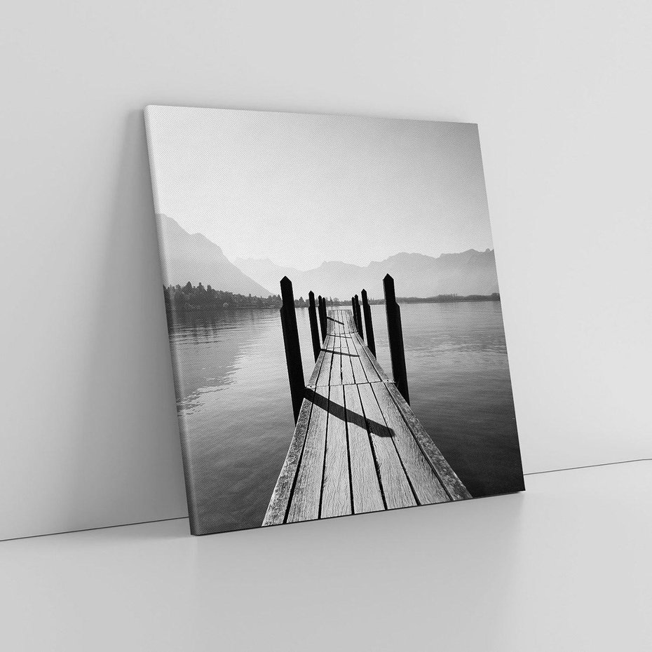 Obraz na płótnie 50x50 - Spokojna Przystań - czarno biała fotografia, drewniany pomost na jeziorze