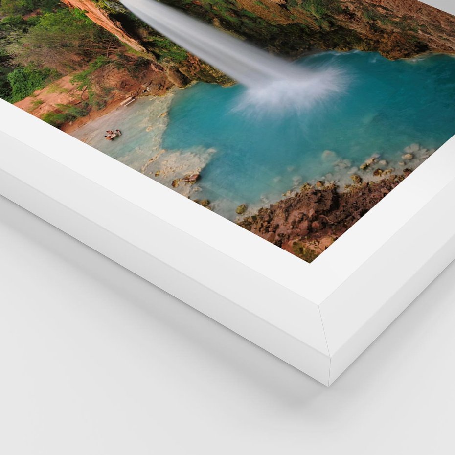 Plakat w ramie 50x70 - Wodospad wśród majestatycznych gór - wodospad, górski - rama biała