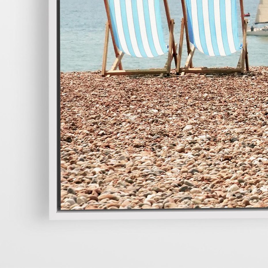 Obraz w ramie 70x50 - Letnia retro bajka - fotografia, pasiaste leżaki - rama biała