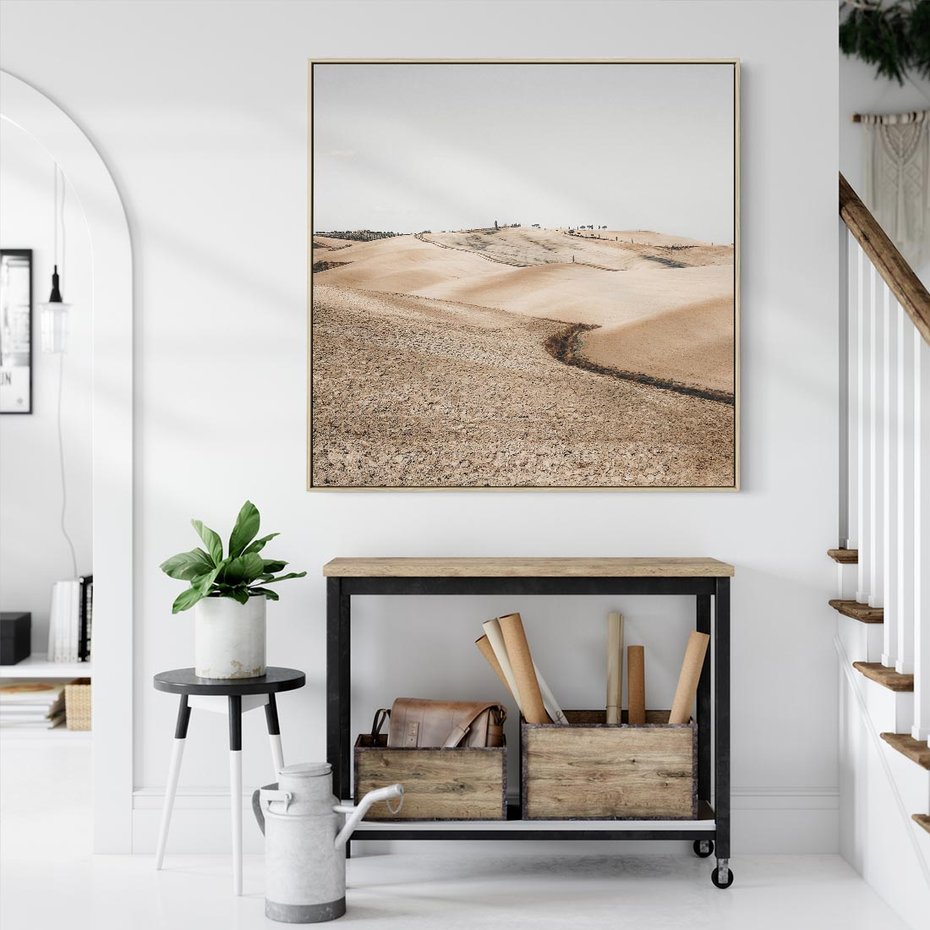 Obraz w ramie 50x50 - Refleksyjny taniec myśli - pustynny krajobraz, odcienie sepii - rama drewno