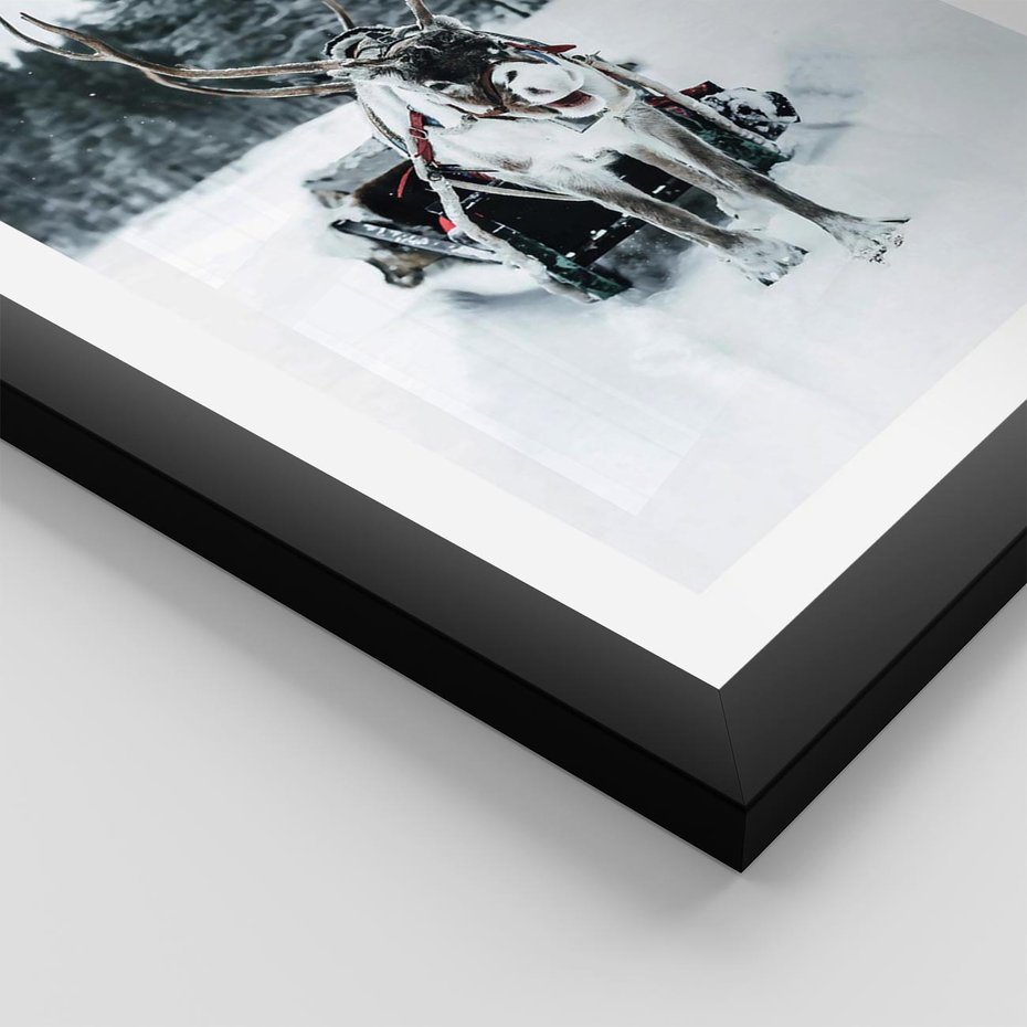 Plakat w ramie 30x40 - Świąteczna Przygoda - renifer, śnieg - rama czarna