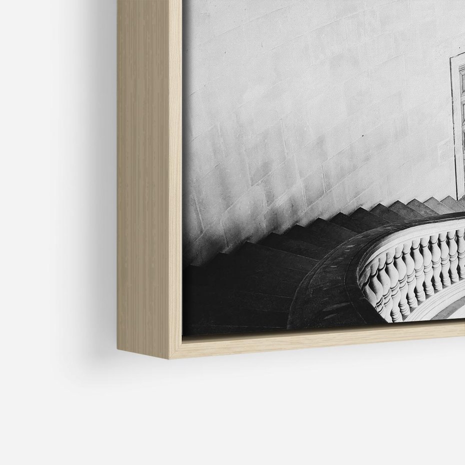 Obraz w ramie 50x50 - Po Schodach w Dół - czarno białą fotgrafia, zakręcone schody w starek kamienicy - rama drewno