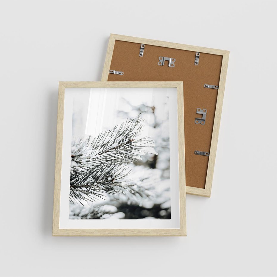 Plakat w ramie 40x50 - Chwila Zimowej Magii - iglasta gałązka, śnieg - rama drewno