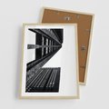 Plakat w ramie 50x70 - Geometryczna Asymetria - architektura, czarno białe zdjęcie - rama drewno