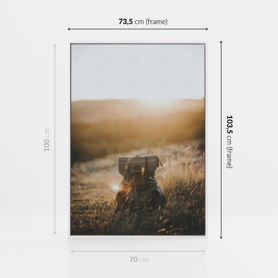 Obraz w ramie 70x100 - Podróżniczy bukiet na łące - plecak, podróż - rama biała