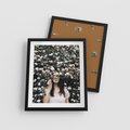 Plakat w ramie 40x50 - Kobieta w Krzewie Kwiatów - krzak z kwiatami, schowana za nim kobieta - rama czarna
