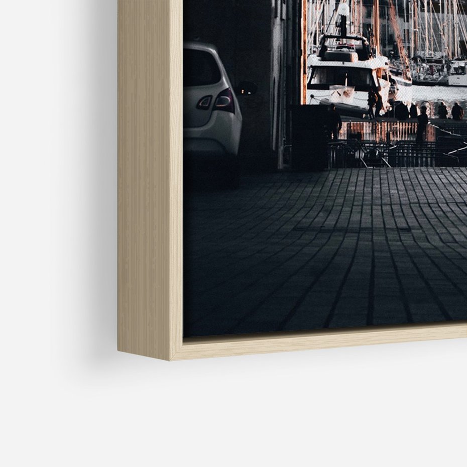 Obraz w ramie 50x70 - Światło Portowe - czarno białe zdjecie, uliczka w nadmorskim mieście - rama drewno